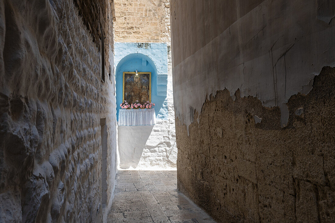 View of a Marien Alter in an alley in the old town of Bari, Apulia, Italy, Europe