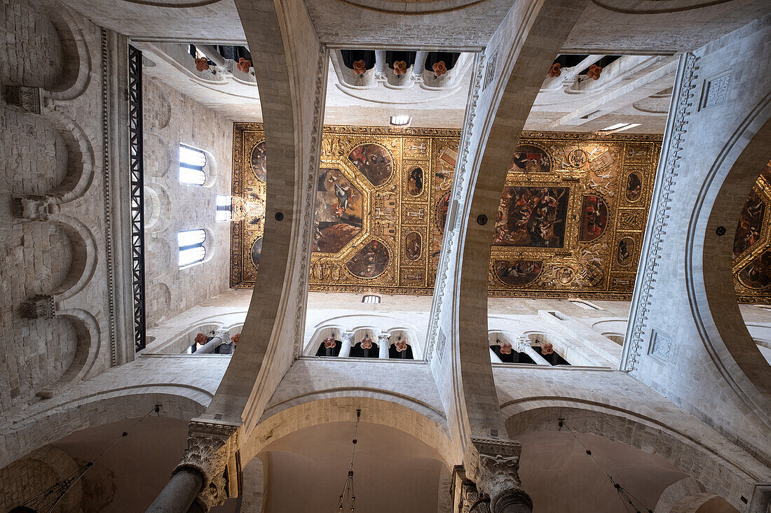 Blick auf die Decke in der romanischen Kathedrale San Sabino aus dem 13. Jahrhundert, Bari, Apulien, Italien, Europa