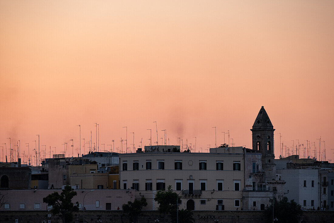 Dächer mit Antennen im Gegenlicht bei Sonnenuntergang, Bari, Apulien, Italien, Europa