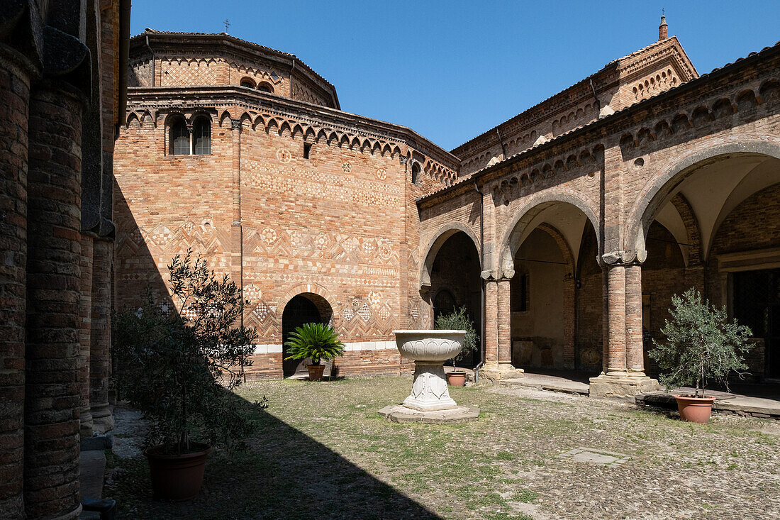 Blick auf die Mosaike der Aussenwand der Basilika Santo Stefano im Innenhof des Klosters, Bologna, Emilia Romagna, Italien, Europa