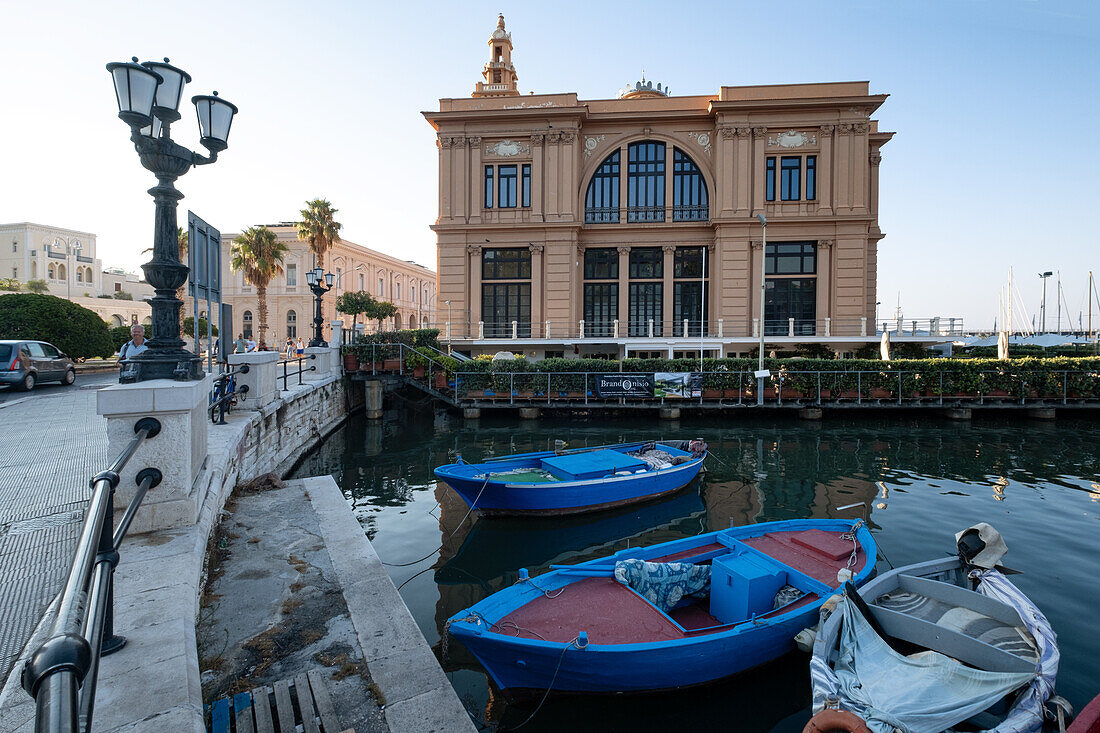 Blick auf das Teatro Margherita mit Fischerbooten im Vordergrund, Bari, Apulien, Italien, Europa