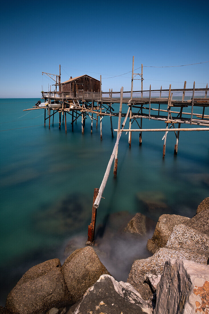 Blick auf einen Trabocco Pfahlbau in Termoli, Provinz Campobasso, Region Molise, Abruzzen, Italien, Europa