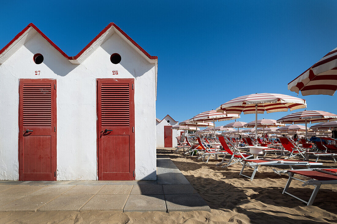 Liegestühle und Strandhütten am Strand von Vasto, Abruzzen, Provinz Chieti, Italien, Europa