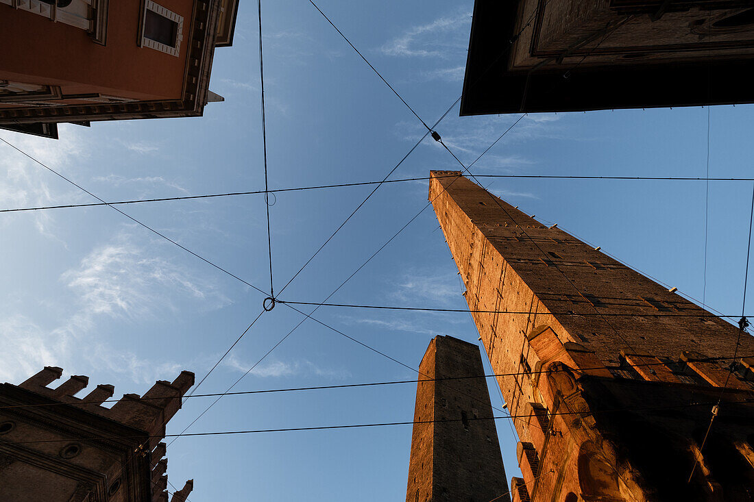 Die zwei historischen schiefen Türme Torre Garisenda und Asinelli bei Sonnenuntergang, Bologna, Emilia Romagna, Italien, Europa