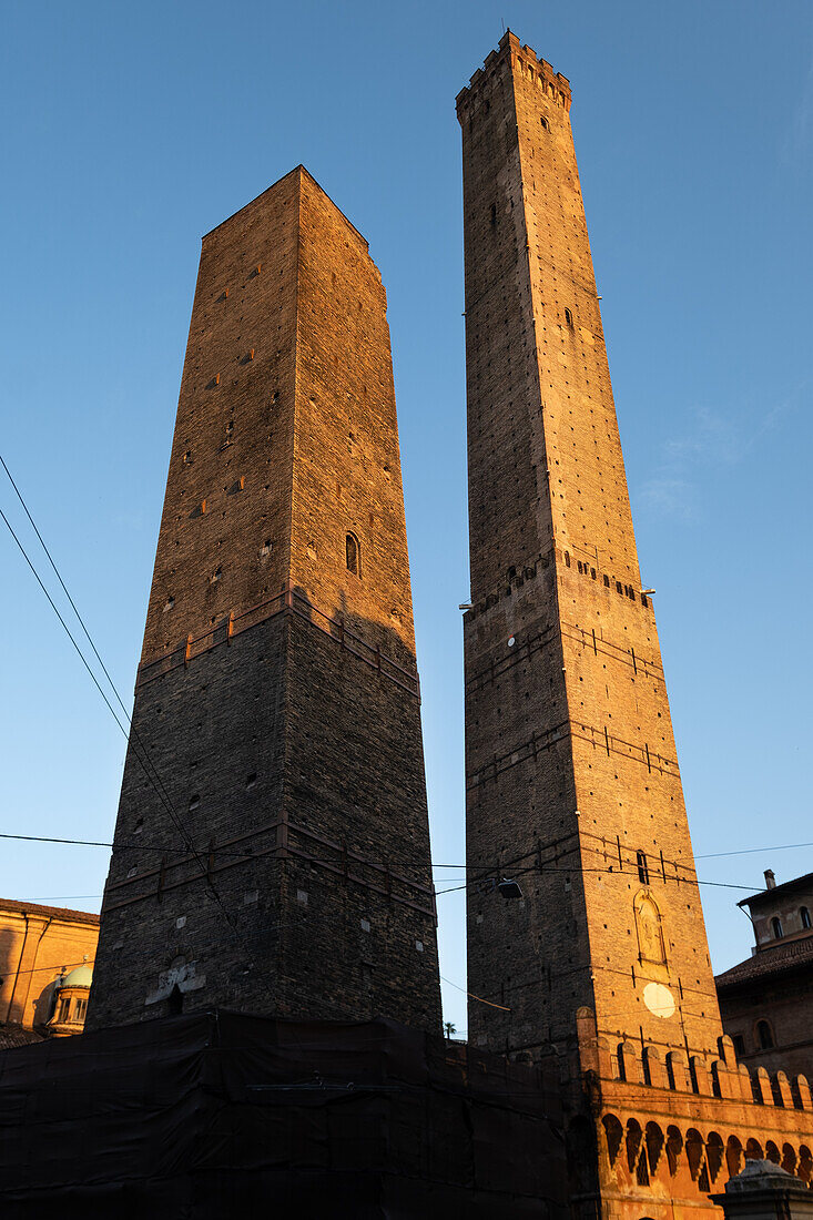 Die zwei historischen schiefen Türme Torre Garisenda und Asinelli bei Sonnenuntergang, Bologna, Emilia Romagna, Italien, Europa