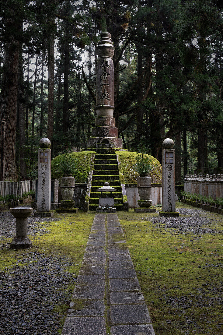 Blick auf ein Grab im Friedhof Okunoin, Okuno-in, Koyasan, Koya, Ito District, Wakayama, Japan