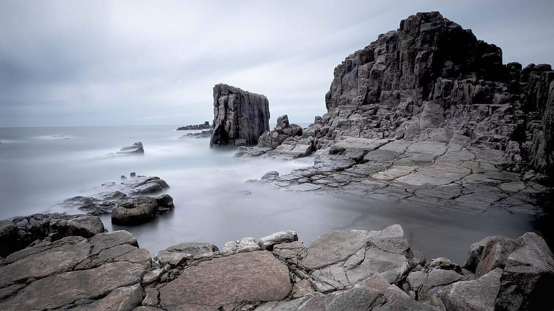 Steilküste im japanischen Mikuni, alte Klippen am Meer, Sakai, Präfektur Fukui, Japan 