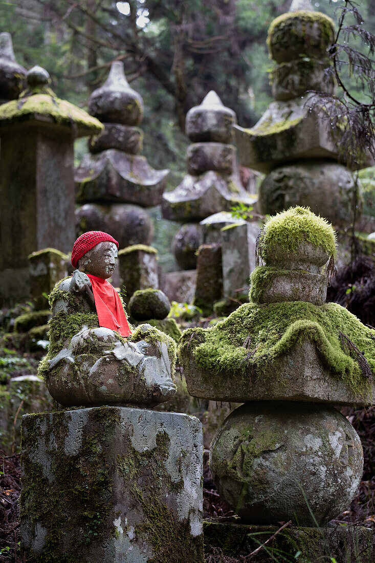 Blick auf Jizo Statue im Friedhof Okunoin, Okuno-in, Koyasan, Koya, Ito District, Wakayama, Japan