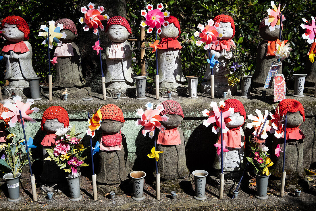 Blick auf Jizo-Statuen (Kosodate Jizo-son) Schutzgottheit der Kinder, Zojoji-Tempel, Tokio, Japan, Asien