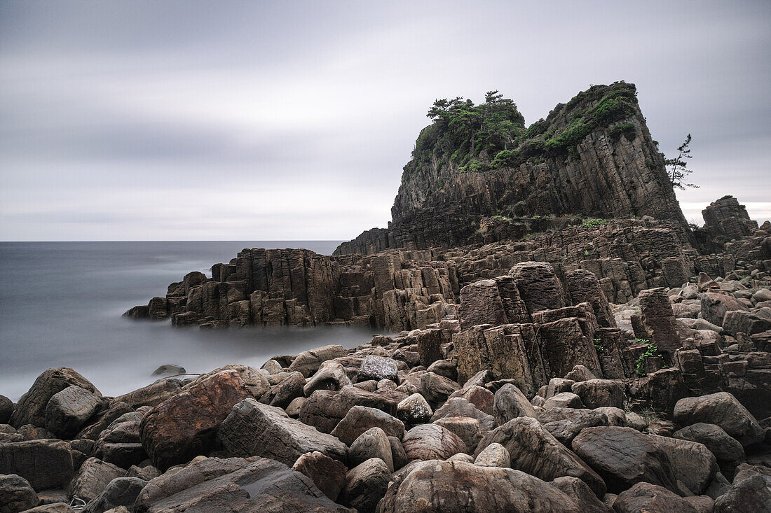 Steilküste im japanischen Mikuni, alte Klippen am Meer, Sakai, Präfektur Fukui, Japan 