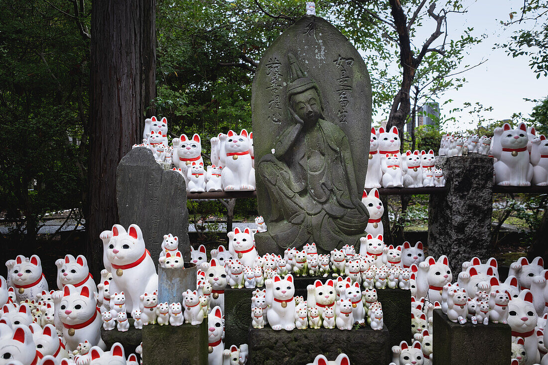Maneki-neko am Tama-Schrein im „Katzentempel“ Gōtoku-ji Tempel, Gotokuji, Tokio, Japan, Asien