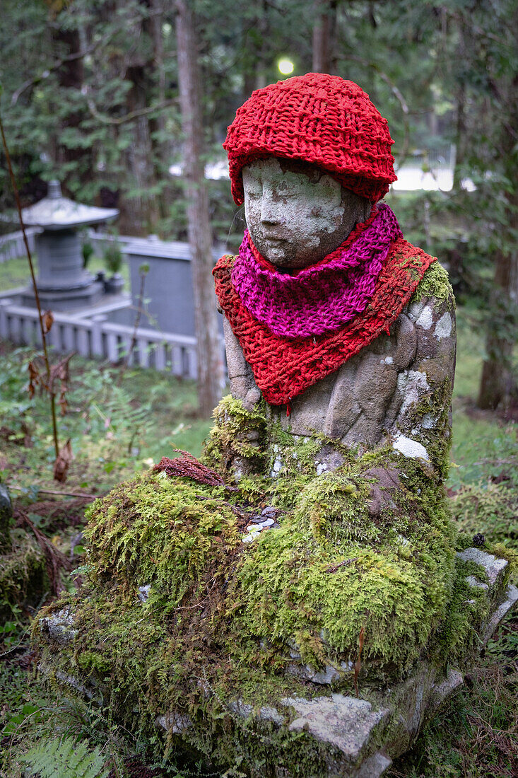 Blick auf bekleidete Statuen im Friedhof Okunoin, Okuno-in, Koyasan, Koya, Ito District, Wakayama, Japan