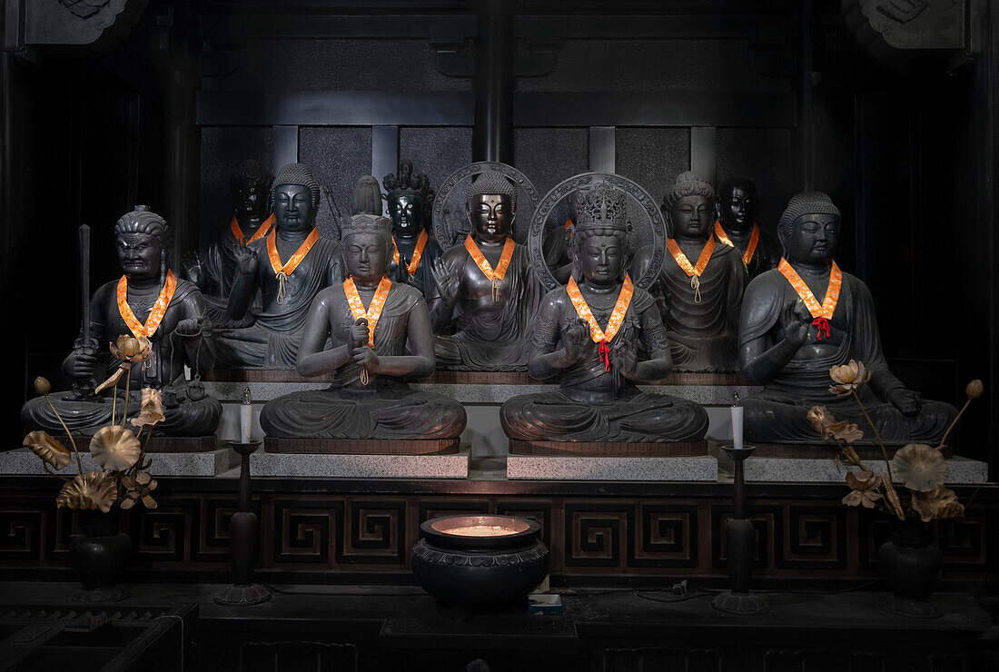 Buddhistische Statuen in der Pagode gojyu no to im Seida-ji Tempel, Daishi Berg, Katsuyama, Okuetsu, Fukui, Japan, Asien 