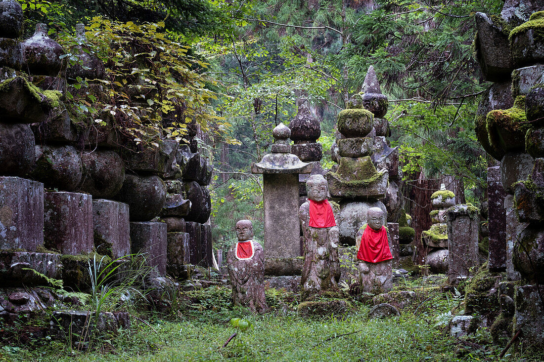 Blick auf Mönchsgräber im Friedhof Okunoin, Okuno-in, Koyasan, Koya, Ito District, Wakayama, Japan