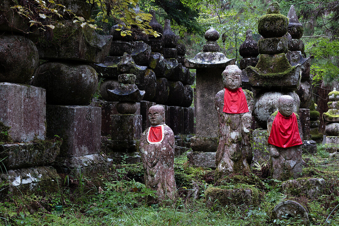 Blick auf Statuen im Friedhof Okunoin, Okuno-in, Koyasan, Koya, Ito District, Wakayama, Japan