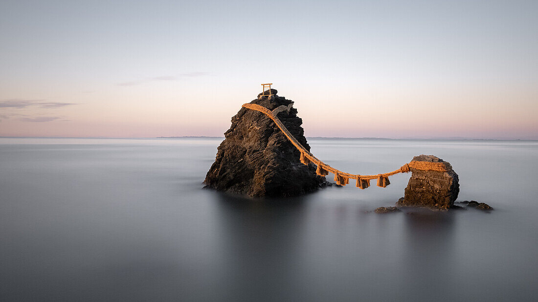 Schrein auf Felsen im Wasser Meoto Iwa, Futamichōe, Ise, Japan; Asien