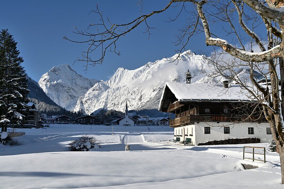 Pertisau mit Bettlerkarspitze im Winter, Karwendel, Achensee, Tirol, Österreich