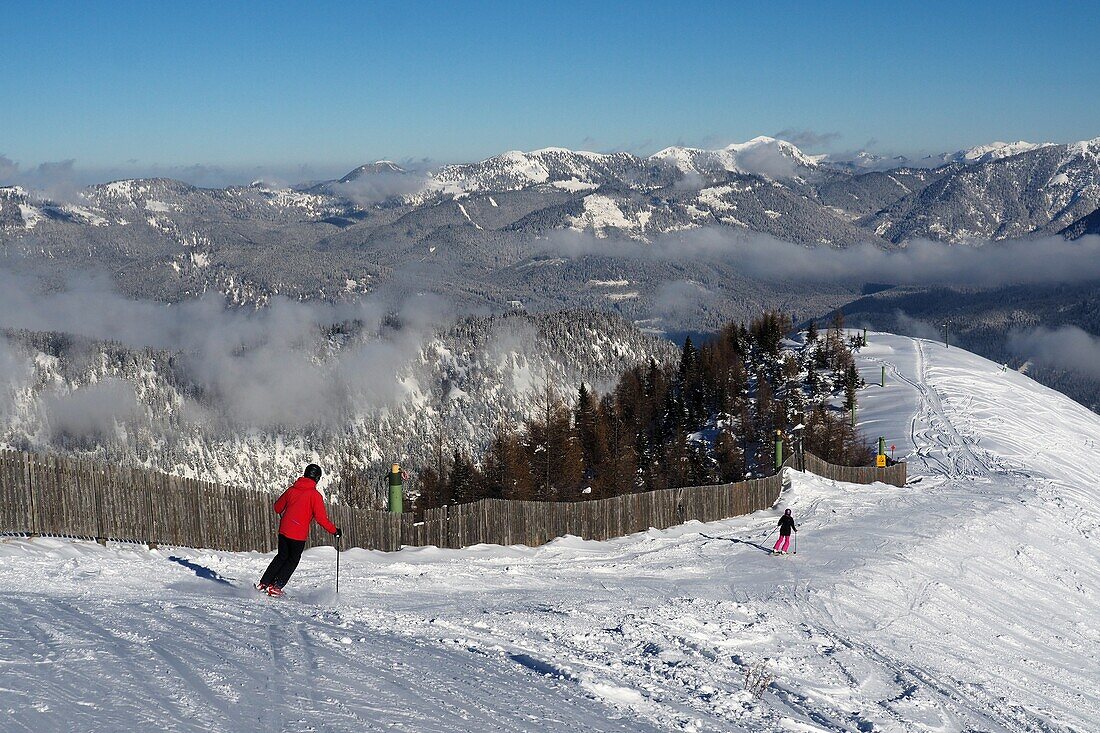 Skifahrer auf der Piste, Skigebiet Christlum bei Achenkirch, Achensee, Tirol, Österreich