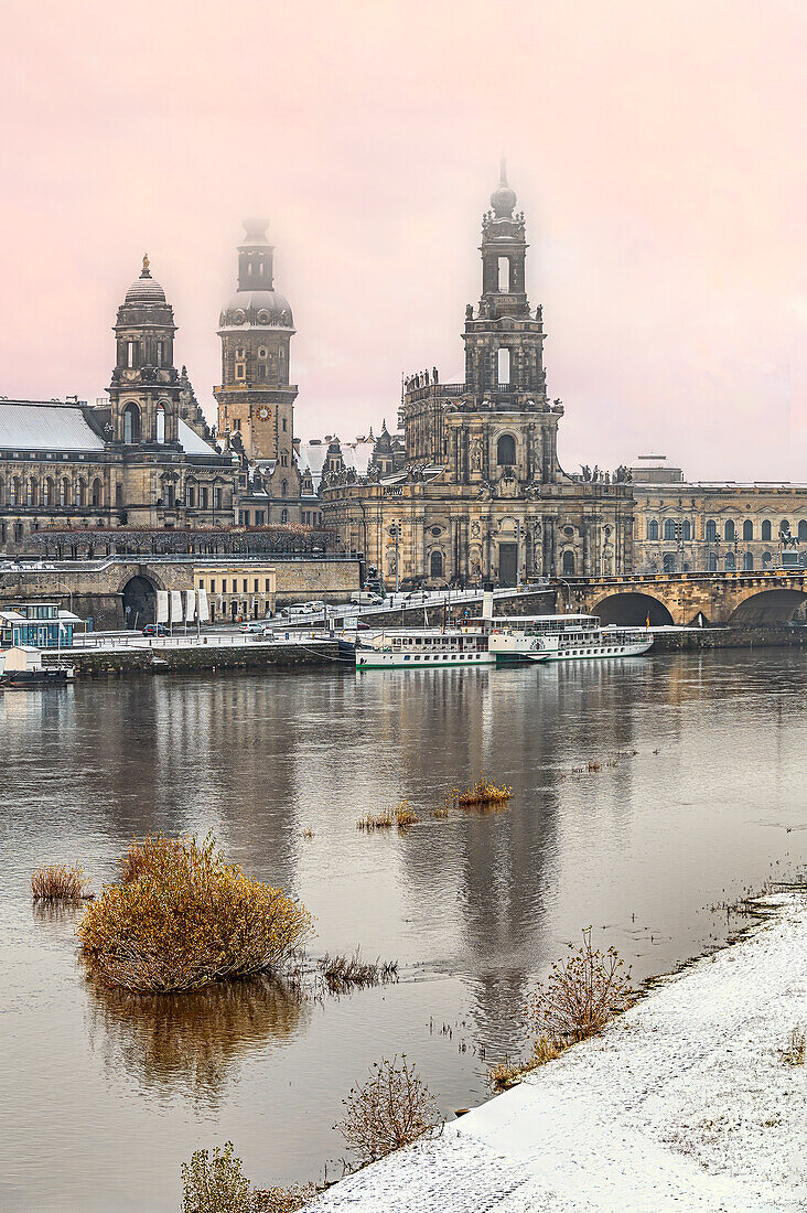 Historische Skyline mit der Kathedrale Sanctissimae Trinitatis und Turm Grünes Gewölbe, am Fluss Elbe im Winter, Dresden, Sachsen, Deutschland