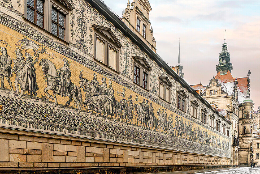 Fürstenzug Wandbild an der Außenseite des Stallhofes am Schlossplatz, Residenzschloss, Dresden, Sachsen, Deutschland