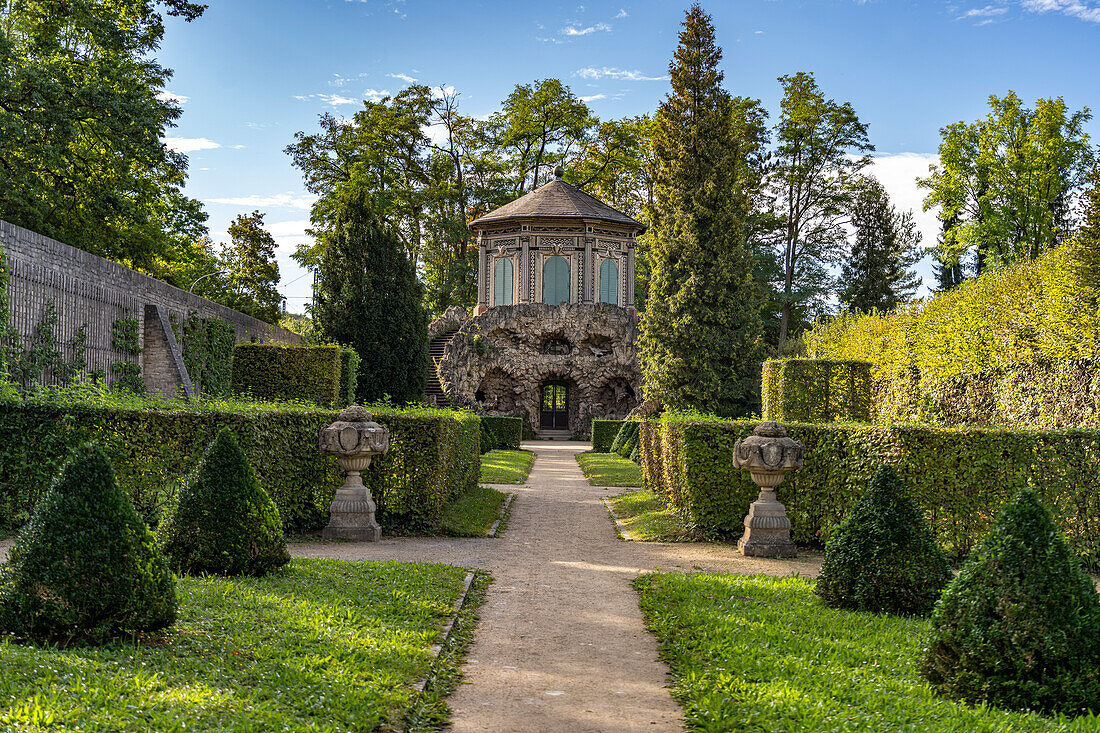 Grottenhaus und Belvedere, Schloss und Rokoko Hofgarten Veitshöchheim, Unterfranken, Franken, Bayern, Deutschland