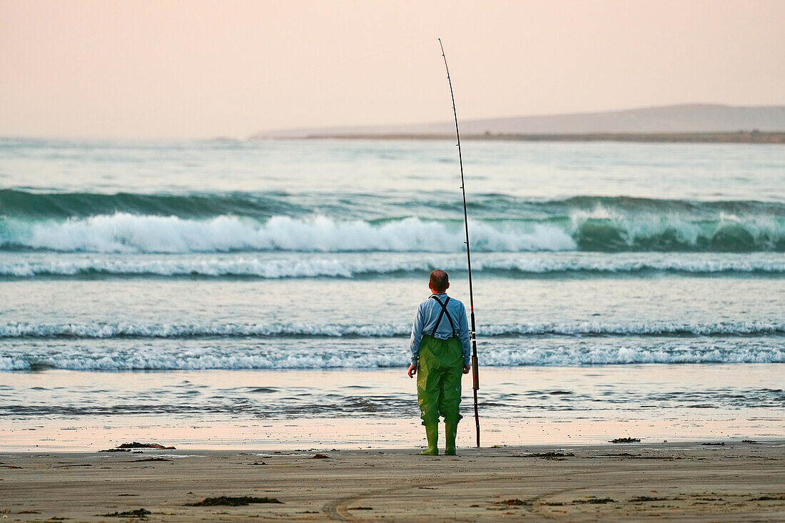 Irland, County Kerry, Dingle Halbinsel, Fischer am Fermoyle Strand an der Brandon Bay