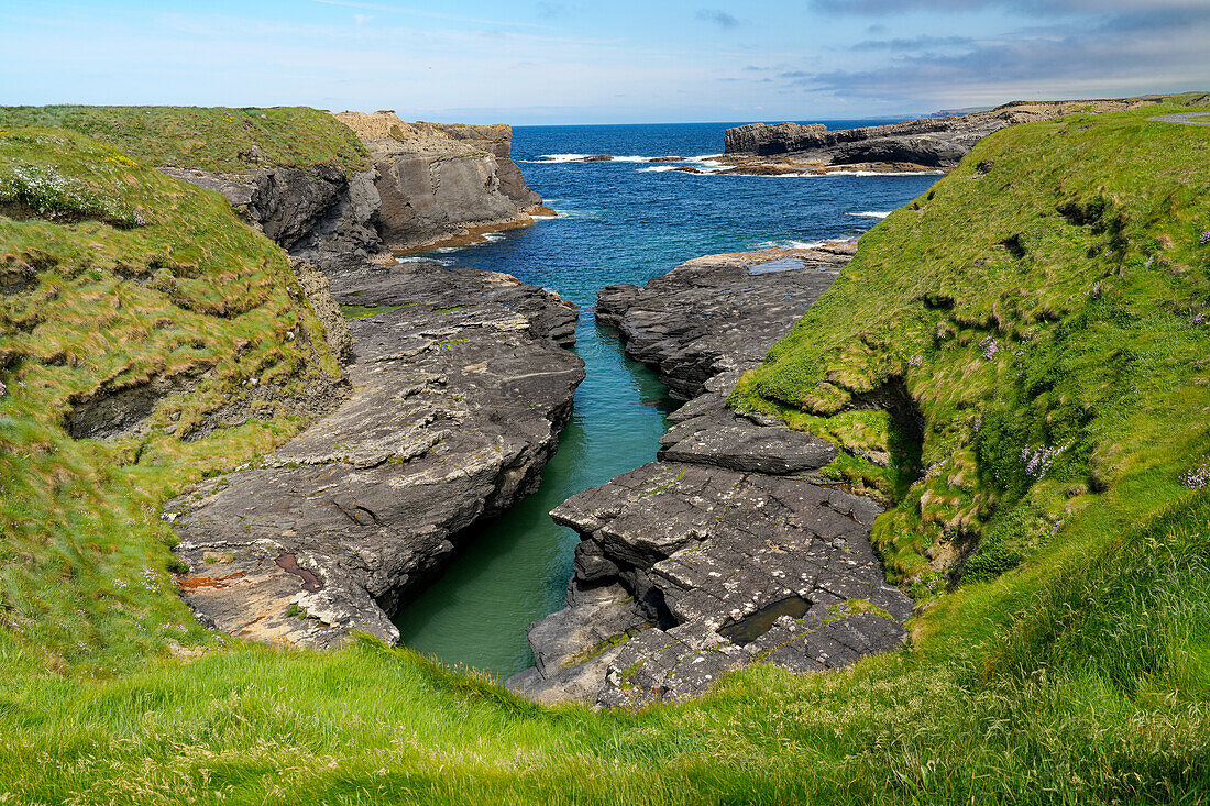 Ireland, County Clare, Loophead Peninsula, Bridges of Ross viewpoint