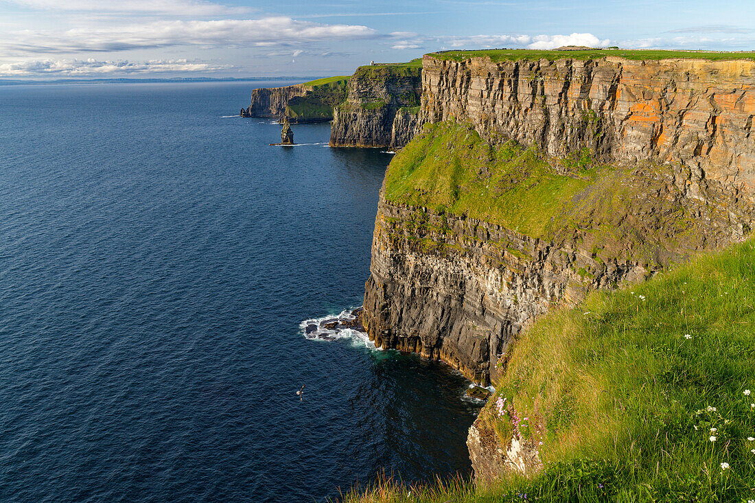 Ireland, County Clare, Cliffs of Moher, view from south to north