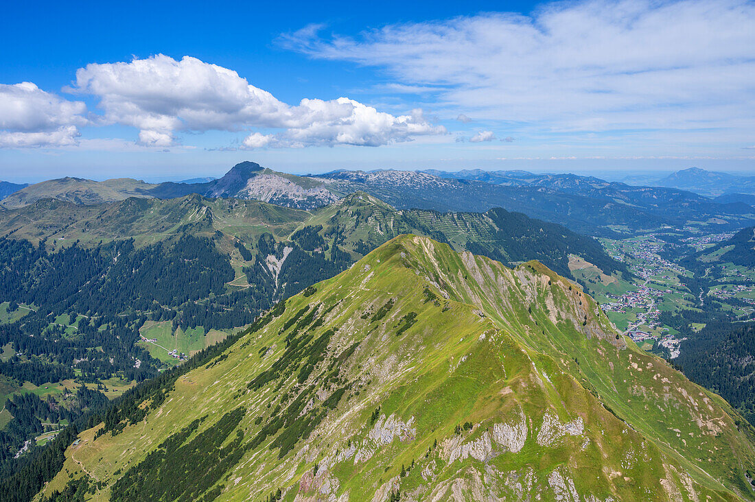 Blick vom Kleinen Widderstein auf den Hohen Ifen und das Kleinwalsertal, Mittelberg, Baad, Vorarlberg, Österreich