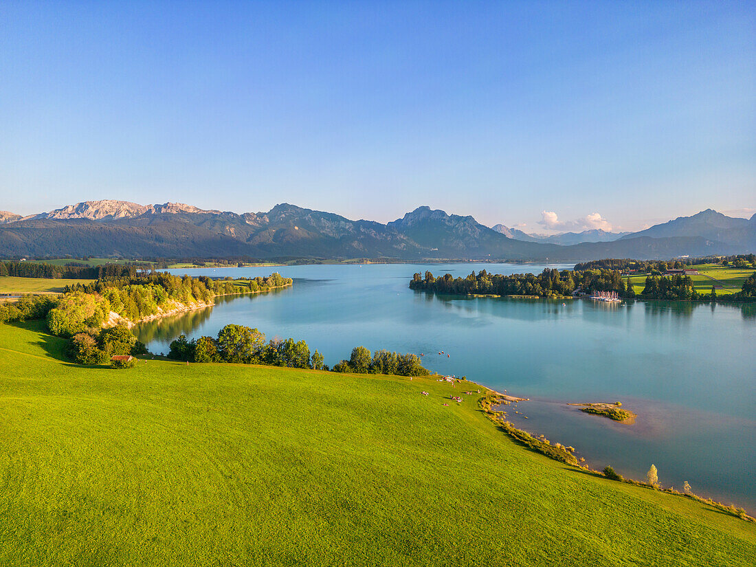 Luftaufnahme des Forggensees im Abendlicht, Allgäuer Alpen,  Schwangau, Schwaben, Allgäu, Bayern, Deutschland