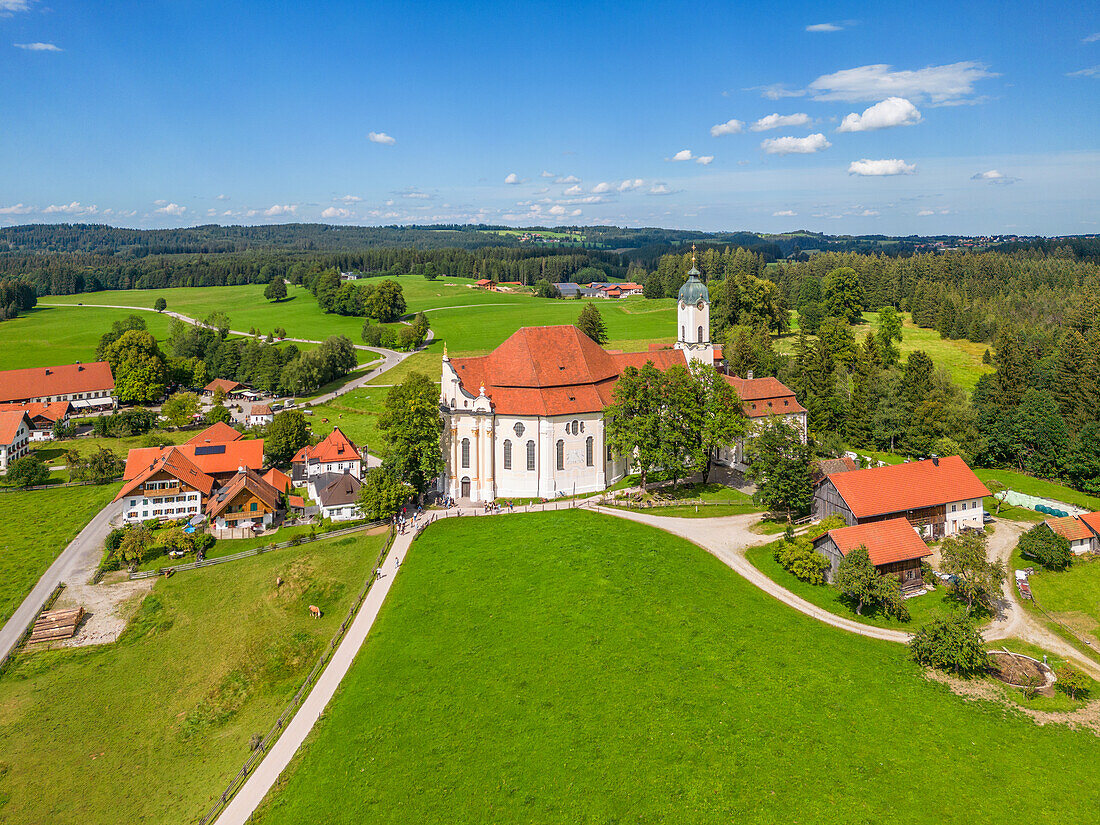 Blick über die Wieskirche, Steingaden, Naturpark Ammergauer Alpen, Oberbayern, Bayern, Deutschland