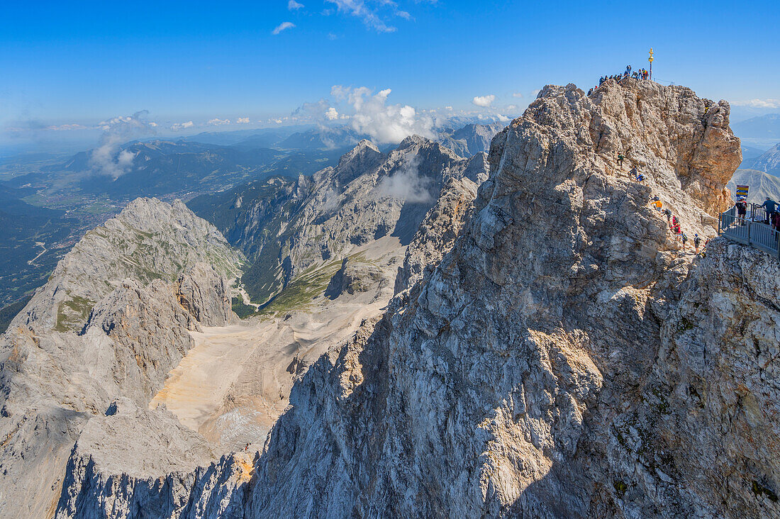 Blick auf Gipfel der Zugspitze und ins Höllental, Garmisch-Partenkirchen, Wettersteingebirge, Oberbayern, Bayern, Deutschland