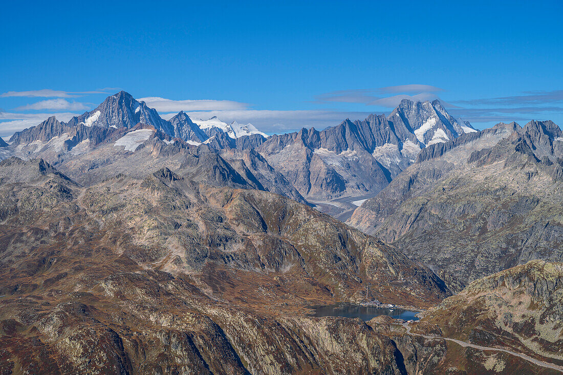 Blick auf Grimselpassstrasse und die Berner Alpen mit Finsteraarhorn und Lauteraarhorn, Kanton Wallis, Kanton Bern, Schweiz