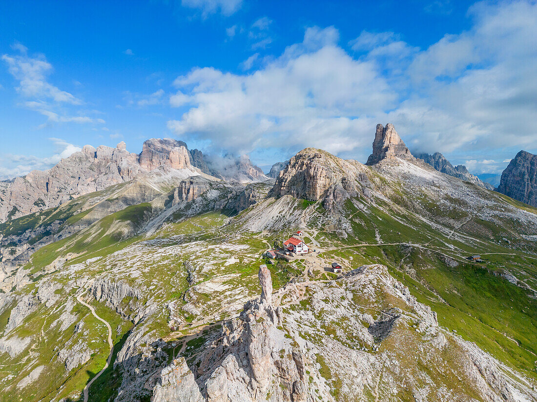 Luftaufnahme der Dreizinnenhütte, Naturpark Drei Zinnen, Sextener Dolomiten, Provinz Bozen, Trentino-Südtirol, Italien