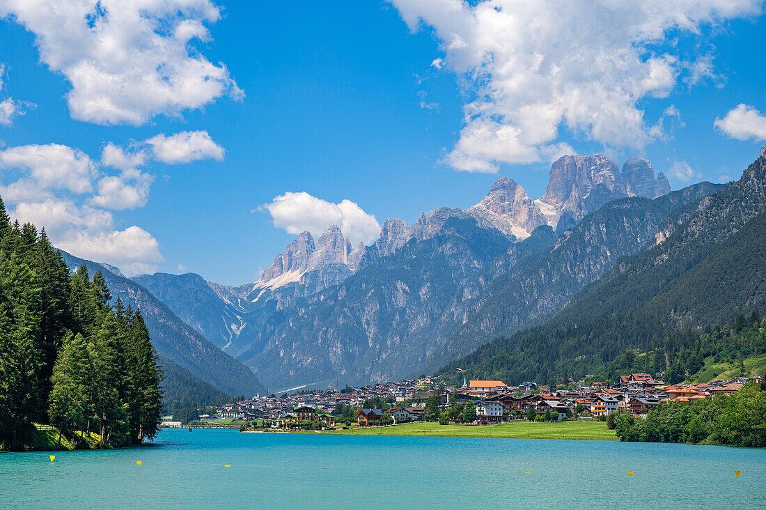 Auronzosee (Lago di Santa Caterina) mit dem Dorf Auronzo di Cadore, Cadore, Provinz Belluno, Nähe Sextener Dolomiten, Dolomiten, Venetien, Italien