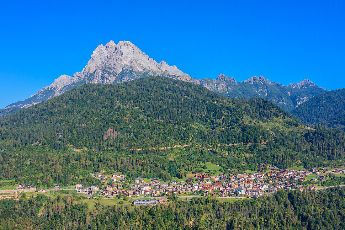 Luftansicht von Venas di Cadore mit dem Gipfel Antelao, Provinz Belluno, Dolomiten, Venetien, Italien