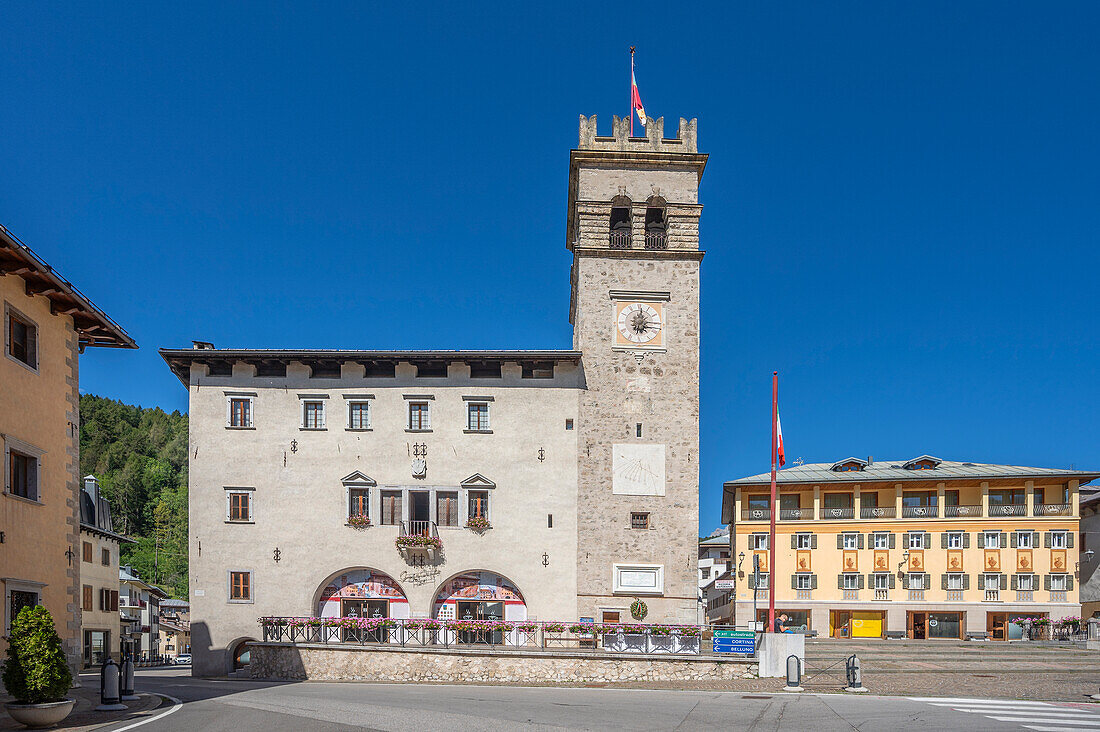 Piazza Tiziano mit dem Archäologischen Museum in Pieve di Cadore, Provinz Belluno, Venetien, Italien