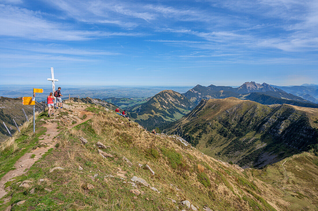 Wanderer am Gipfel des Fürsteins mit Blick auf den Pilatus, bei Luzern, Kanton Obwalden, Zentralschweiz, Schweiz
