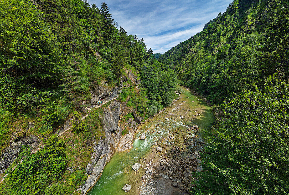 Zwei Personen wandern auf Klammsteig hoch über der Brandenberger Ache, Tiefenbachklamm, Rofan, Tirol, Österreich