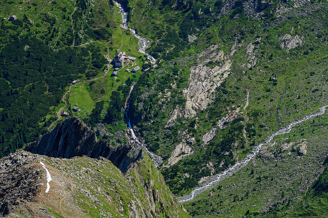 Deep view from the Schönbichler Horn to the Berliner Hütte, Schönbichler Horn, Zillertal Alps Nature Park, Zillertal Alps, Tyrol, Austria