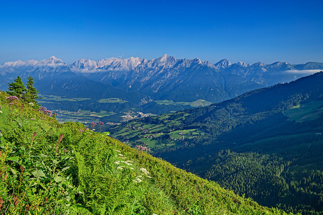 Blick vom Gamsstein auf Inntal und Karwendel, Gamsstein, Hochfügen, Zillertal, Tuxer Alpen, Tirol, Österreich 