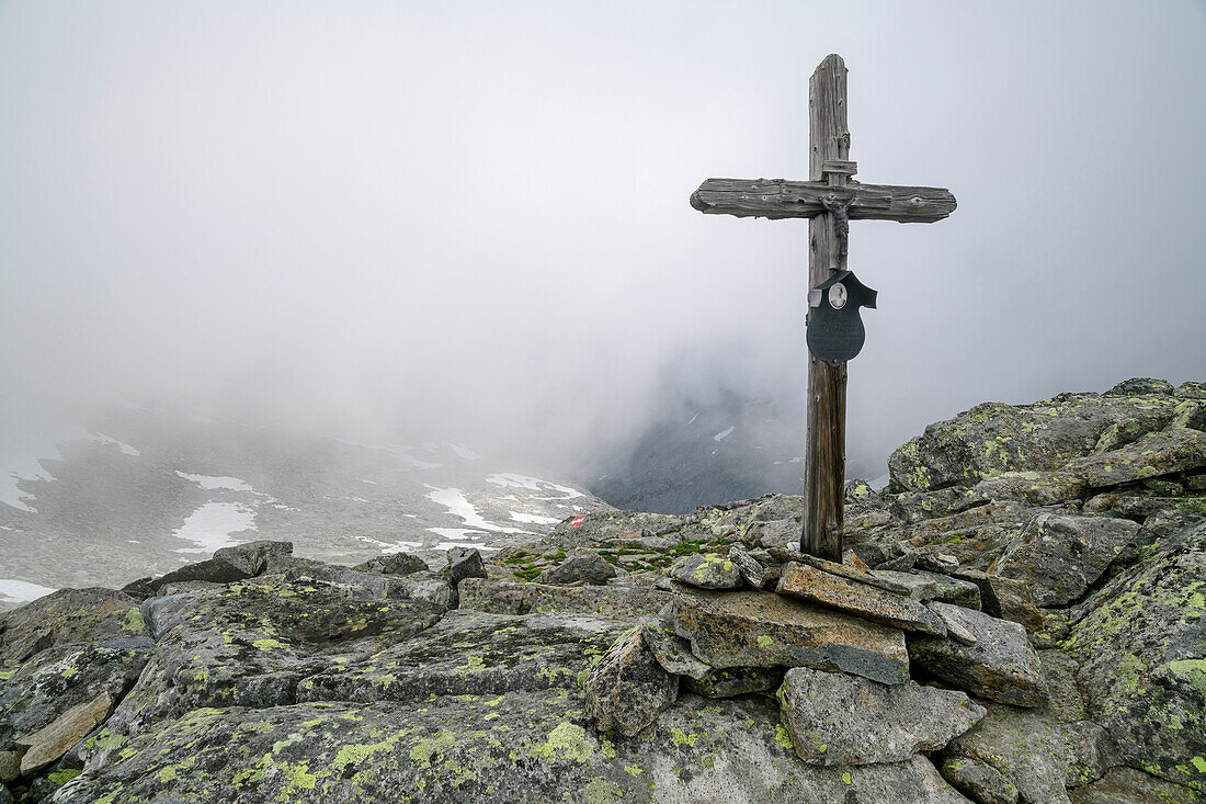 Holzkreuz am Keilbachjoch mit Wolkenstimmung, Keilbachjoch, Stilluptal, Naturpark Zillertaler Alpen, Zillertaler Alpen, Tirol, Österreich 