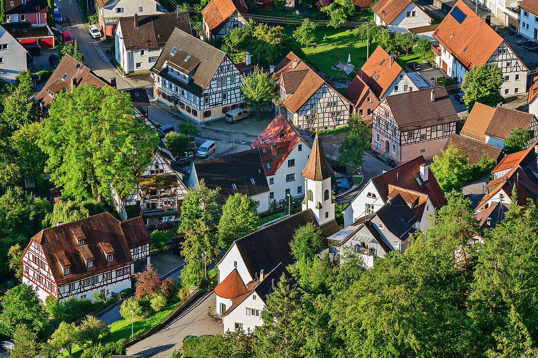 Tiefblick von der Burgruine Günzelsburg auf Weiler im Achtal, Blaubeuren, Schwäbische Alb, Baden-Württemberg, Deutschland