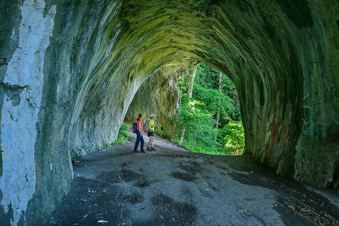 Zwei Personen beim Wandern stehen in Halbhöhle Große Scheuer, Rosenstein, Heubach, Schwäbische Alb, Baden-Württemberg, Deutschland