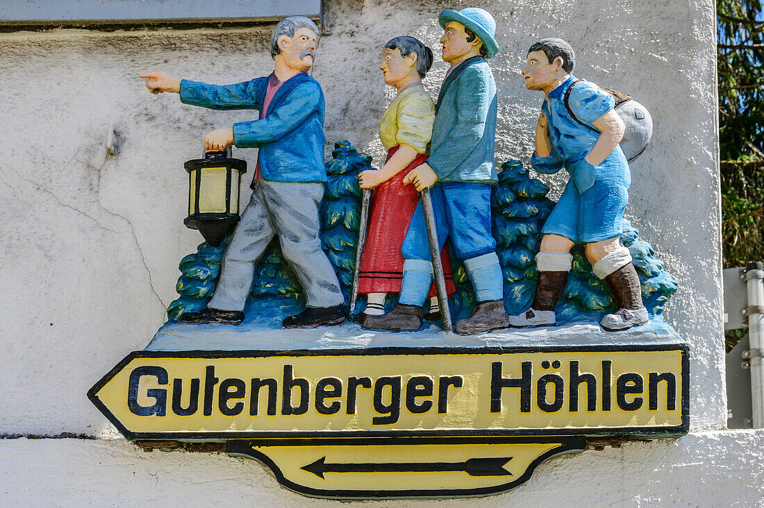 Wegweiser mit mehreren Figuren zur Gutenberger Höhle, Gutenberg, Lenningen, Schwäbische Alb, Baden-Württemberg, Deutschland