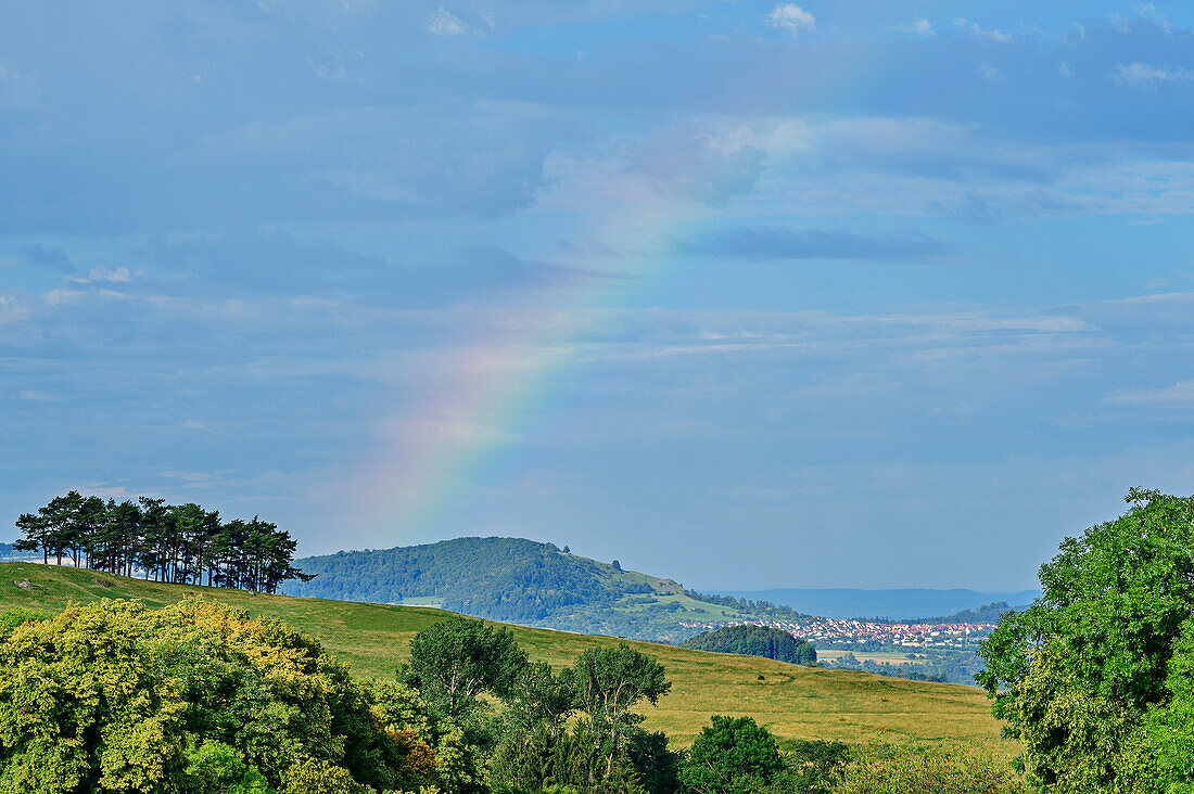 Regenbogen über der Schwäbischen Alb, vom Hörnle, Teck, Schwäbische Alb, Baden-Württemberg, Deutschland