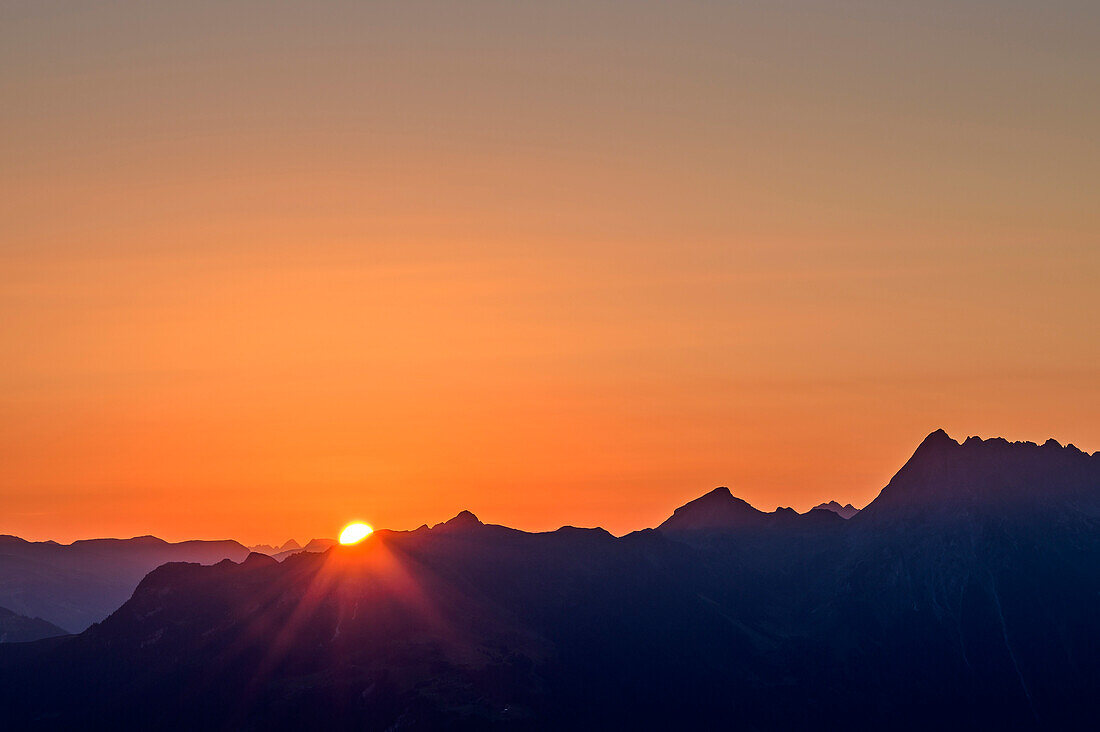 Sonnenaufgang über den Zillertaler Alpen, vom Tettensjoch, Tuxer Tal, Zillertaler Alpen, Tirol, Österreich