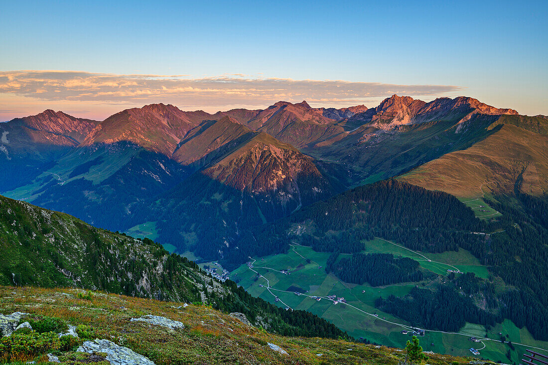 Blick auf Tuxer Alpen mit Geier, Lizumer Reckner und Kalkwand, vom Tettensjoch, Tuxer Tal, Zillertaler Alpen, Tirol, Österreich