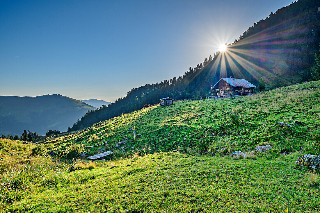 Sonne geht über der Elsalm auf, Elsalm, Tuxer Tal, Zillertaler Alpen, Tirol, Österreich