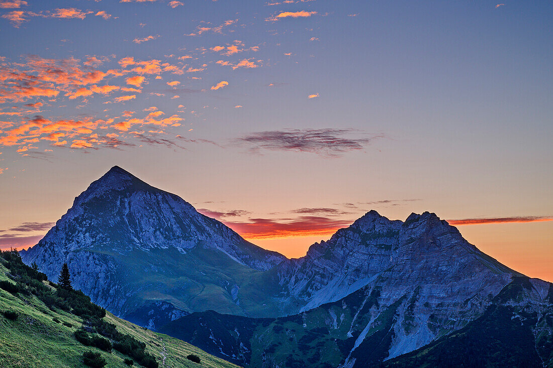 Wolkenstimmung bei Sonnenaufgang über Gamsjoch und Gumpenspitze, von der Falkenhütte, Karwendel, Tirol, Österreich 